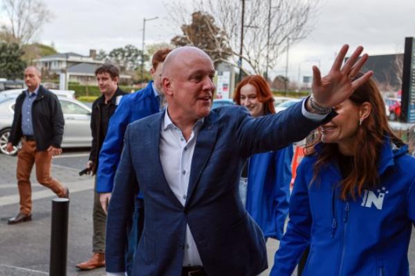 epa10916168 Opposition Natio<em></em>nal party leader Chris Luxon arrives for his Campaign Finale at the Brook, Botany, Auckland, New Zealand, 13 October 2023. The New Zealand general election will be held on October 14, 2023. EPA/SHANE WENZLICK AUSTRALIA AND NEW ZEALAND OUT