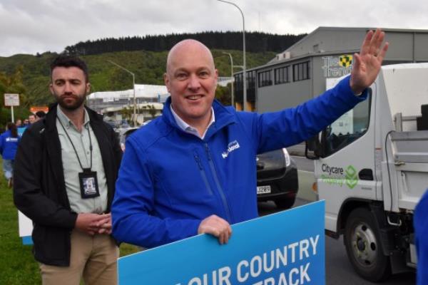 epa10912206 Opposition leader Chris Luxon campaigns for the Natio<em></em>nal party in Petone, in Wellington's north, New Zealand, 11 October 2023. The New Zealand General Election will be held on 14 October 2023. EPA/BEN MCKAY AUSTRALIA AND NEW ZEALAND OUT