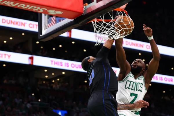 NBA总决赛第一场，杰伦·布朗在丹尼尔·加福德头上扣篮